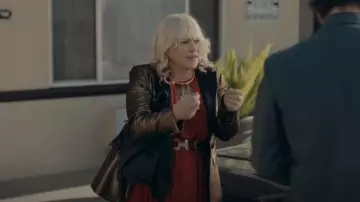 Alice + Olivia Robert Blazer metálico usado por Peggy (Patricia Arquette) como se ve en High Desert (S01E05)