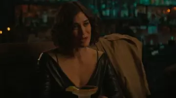 Nanushka Moha Cold-Shoulder Vegan Leather Mini Wrap Dress usado por Alex Forrest (Lizzy Caplan) como se ve en Atracción fatal (S01E02)