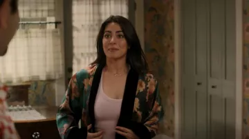 Kimono Kim+Ono Wrap usado por Lily Diaz (Emeraude Toubia) como se ve en With Love (S02E03)