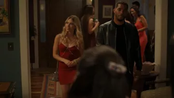 Superdown Jaxie Diamond Mini Vestido usado por Kiki (Shaylaren Hilton) como se ve en With Love (S02E03)