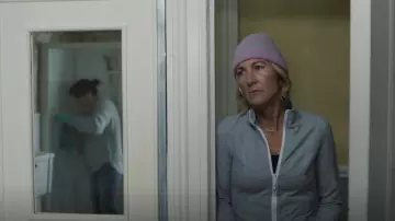 Powercut La veste PowerSurge portée par Rosaline (Eve Best) vue dans le Maryland (S01E02)