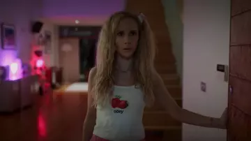 Obedece la camiseta sin mangas de fresa usada por Keeley Jones (Juno Temple) como se ve en Ted Lasso (S03E12)
