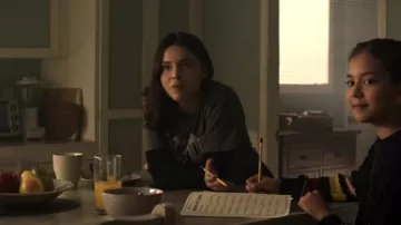 T-shirt imprimé oversize H&M porté par Sarah Cushing (Inde Navarrette) vu dans Superman & Lois (S03E10)