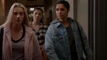Bonne veste de camionneur américaine doublée en polaire surdimensionnée portée par Stella Kidd (Miranda Rae Mayo) vue dans Chicago Fire (S11E22)