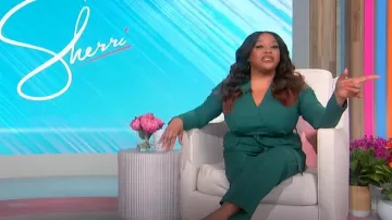 Asos Closet London Petite Tie Waist Kimono Jumpsuit In Emerald usado por Sherri Shepherd como se ve en Sherri el 2 de junio de 2023