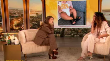 Fin de semana Max Mara Lisetta Wool Twill Flared Crop Pantalones usados por Drew Barrymore como se ve en The Drew Barrymore Show el 10 de mayo de 2023