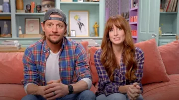 Sezane Chloe Camisa en azul claro usada por Gray Benko como se ve en Happy to be Home with the Benkos (S01E01)