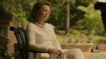Lauren Ralph Lauren Asymmetric V Neck Sweater usado por Dahlia Archer (Lesley Manville) visto en Citadel (S01E06)