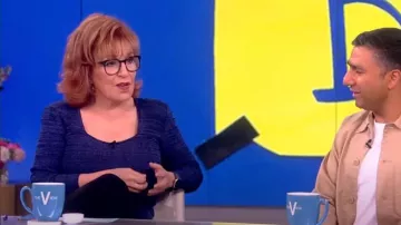 Elie Tahari Space-Dye Ribbed Knit Sweater usado por Joy Behar como se ve en The View el 2 de junio de 2023