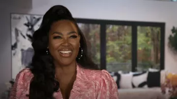 Rotate Birger Christensen Blazer floral Jacquard Puff-Sleeve usado por Kenya Moore como se ve en The Real Housewives of Atlanta (S15E04)