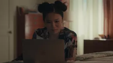 Top E de la Réforme Cuba porté par Emma (Christine Ko) vu dans DAVE (S03E10)