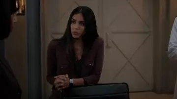 Chemise à panneau latéral Sheer Sheer Slub en Napa portée par Saanvi Bahl (Parveen Kaur) comme on le voit dans Manifest (S04E15)