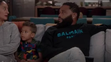 Balmain Flock Logo Cotton Sweatshirt porté par Andre 'Dre' Johnson (Anthony Anderson) vu en noir (S08E01)