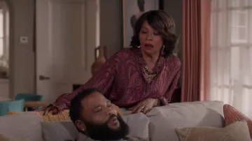 Kobi Halperin Heni Paisley Blouse en soie portée par Ruby (Jenifer Lewis) vue en noir-ish (S08E01)