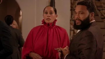 Balenciaga Ruffle Col Blouse portée par Rainbow Johnson (Tracee Ellis Ross) en noirâtre (S08E01)