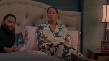 Olivia Von Halle Lila Floral Print Silk Satin Pajama Set porté par Rainbow Johnson (Tracee Ellis Ross) vu en noirâtre (S08E01)