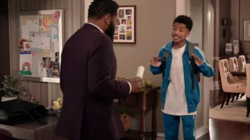 Pantalon de survêtement Adidas Beckenbauer porté par Jack Johnson (Miles Brown) vu en noirâtre (S08E05)