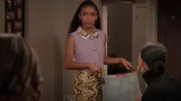 Alessandra Rich Python Print Leather Mini jupe portée par Zoey Johnson (Yara Shahidi) en noir-ish (S08E01)