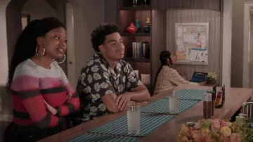John Elliott Daisy Print Bowling Shirt porté par Andre Johnson, Jr. (Marcus Scribner) vu en noirâtre (S08E02)