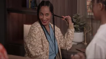 Current Elliott The Over­sized Cardi­gan worn by Rainbow Johnson (Tracee Ellis Ross) as seen in black-ish (S08E02)