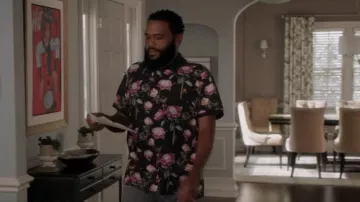 Polo Ovadia Peony-Print porté par Andre 'Dre' Johnson (Anthony Anderson) vu en noirâtre (S08E10)