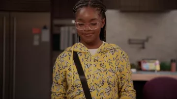Alice + Olivia Quinlan Sudadera con capucha recortada floral usada por Diane Johnson (Marsai Martin) vista en negro (S08E02)