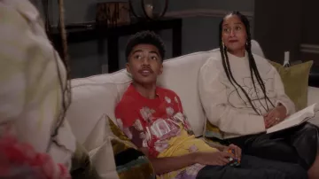 T-shirt imprimé Valentino Flying Flowers porté par Jack Johnson (Miles Brown) en noir (S08E02)