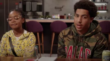 Palace Camo Hoodie porté par Andre Johnson, Jr. (Marcus Scribner) vu en noir-ish (S08E02)