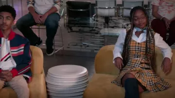 Jupe plissée en coton à carreaux Maje Joris portée par Diane Johnson (Marsai Martin) en noirâtre (S08E06)