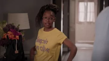 Mother Boxy Goodie Goodie Tee usada por Diane Johnson (Marsai Martin) como se ve en negro-ish (S08E03)