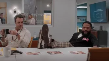 Jordan Travis Scott x Air Jordan 1 Retro High OG 2019 Modèle en moka porté par Andre 'Dre' Johnson (Anthony Anderson) vu en noirâtre (S08E07)