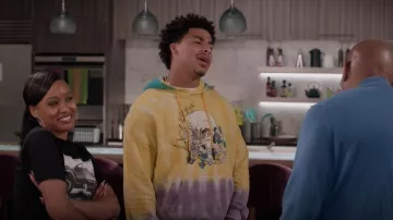 Sweat-shirt à capuche Eleven Paris Floral Skull Graphic Tie-Dye porté par Andre Johnson, Jr. (Marcus Scribner) vu en noirâtre (S08E04)