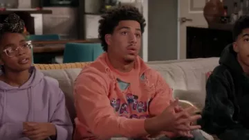 Martine Rose Orange Graphic Logo Shredded Sweatshirt porté par Andre Johnson, Jr. (Marcus Scribner) vu en noir-ish (S08E13)