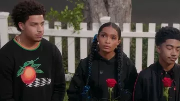 Suéter de algodón recortado Casablanca Fruit Intarsia usado por Andre Johnson, Jr. (Marcus Scribner) como se ve en negro (S08E13)