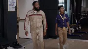 Pantalon Lanvin Monogram Print Track porté par Andre 'Dre' Johnson (Anthony Anderson) vu en noirâtre (S08E04)