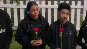 Shushu/Tong Dots Applique Cotton Hoodie porté par Zoey Johnson (Yara Shahidi) vu en noirâtre (S08E13)