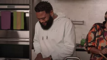 Sudadera con capucha Alexander McQueen con puntada característica usada por Andre 'Dre' Johnson (Anthony Anderson) vista en negro (S08E04)