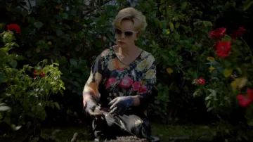 Johnny Was Charlotte Rose Multi Floral Bird Print Blusa usada por Constance Langdon (Jessica Lange) como se ve en American Horror Story (S08E06)