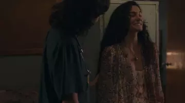 Anthropologie Andersen & Lauth Bella Shimmer kimono usado por Fatima (Pegah Ghafoori) como se ve en From (S02E07)