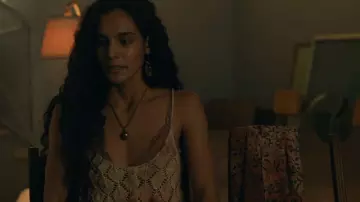 Steve Madden Out West Tank usado por Fatima (Pegah Ghafoori) como se ve en From (S02E07)