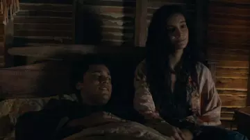 Chico's Design 100% Silk Blusa Floral Asian Long Sleeve Ombré Abotonada usada por Fatima (Pegah Ghafoori) como se ve en From (S02E07)