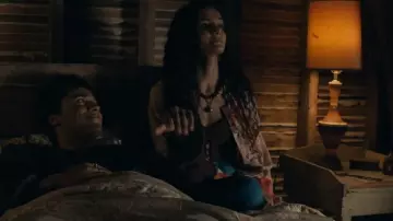 Rollas Sailor Jean Long usado por Fatima (Pegah Ghafoori) como se ve en From (S02E07)
