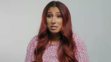 Glassworks London Pink Tiny Flower Smocked Bodice Midi Robe portée par Stacey Solomon comme on le voit dans Sort Your Life Out With Stacey Solomon (S02E02)