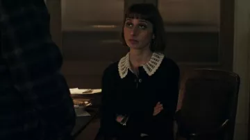 Sandro Joie Crochet Collar Ribbed Cardigan porté par Chrissy Beppo (Sofia Hasmik) vu dans Superman & Lois (S03E11)