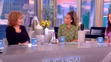 Elie Tahari Rib-Knit Self-Tie Tassel Sweater usado por Joy Behar como se ve en The View el 6 de junio de 2023