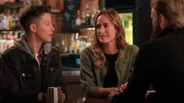 Veste de bombardier pilote de sanctuaire portée par Vanessa Papa comme on le voit dans The Ultimatum: Queer Love (S01E08)