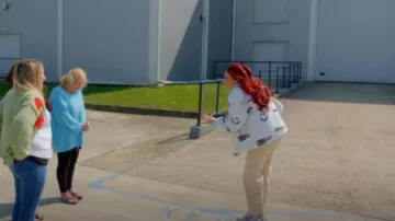 Jeans beige Zara portés par Stacey Solomon dans Sort Your Life Out With Stacey Solomon (S02E03)