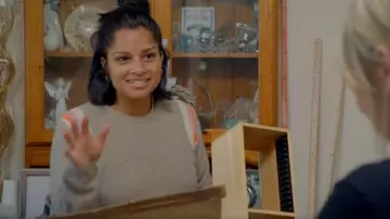 Pull 1234 Rainbow Stripe Shoulder Cashmere Sweater porté par Dilly Carter comme on le voit dans Sort Your Life Out With Stacey Solomon (S02E03)