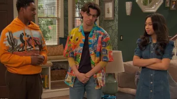 Camisa de algodón abotonada con estampado de Topman Fairground usada por Neil (Felix Avitia) como se ve en Raven's Home (S06E05)
