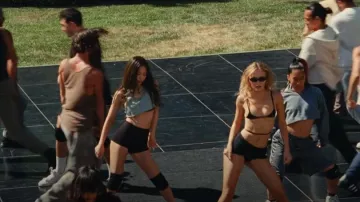 ALO High Waisted Biker Short usado por Dyanne (Jennie Kim) como se ve en The Idol (S01E01)